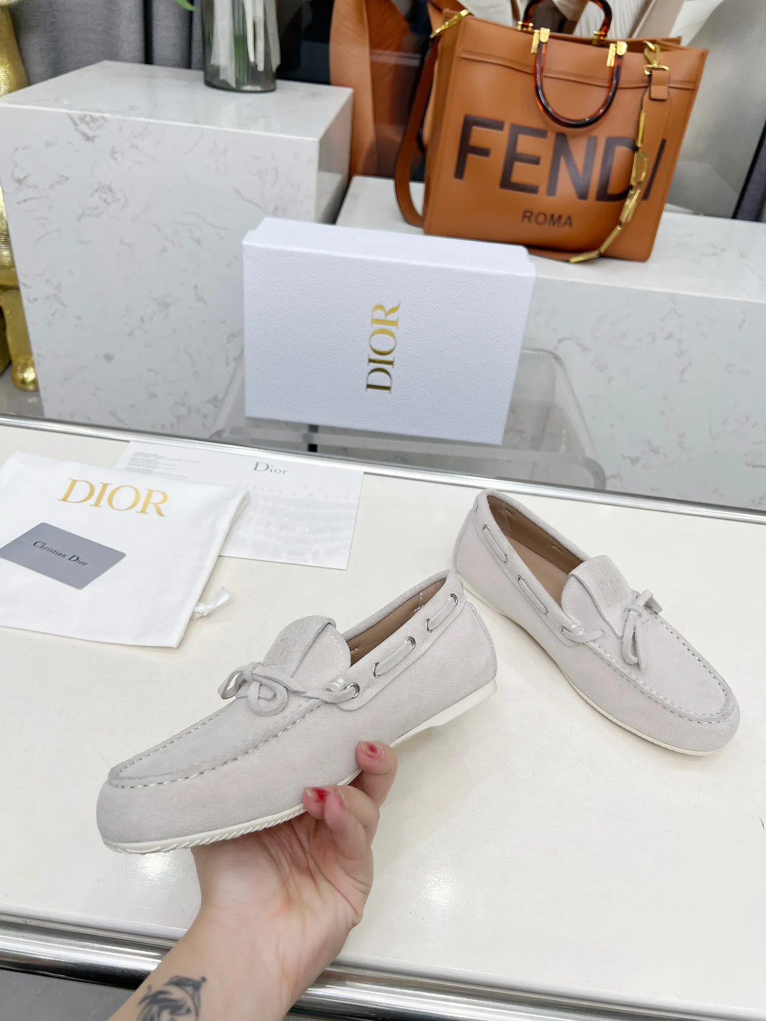 👟👟Ex-factory price 500👟👟 Dior's new spring and summer ultra-light jelly series loafers are brand new. The layout strives to create fashionable classic items. New products created at the first substantial show of Paris Fashion Week. The inspiration is cleverly combined by the D chief designer on the perfect shoe shape. Paired with brand buckles, it is even more fashionable! Original version, perfect and exquisite workmanship!  ✔️Upper: original fabric ✔️Inner lining: imported sheepskin lining ✔️Sole: original outsole ✔️Size: #35-41 (40 41 customized items are not returnable)